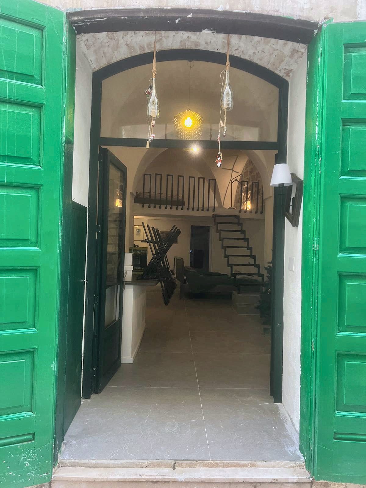 La entrada con las puertas verdes