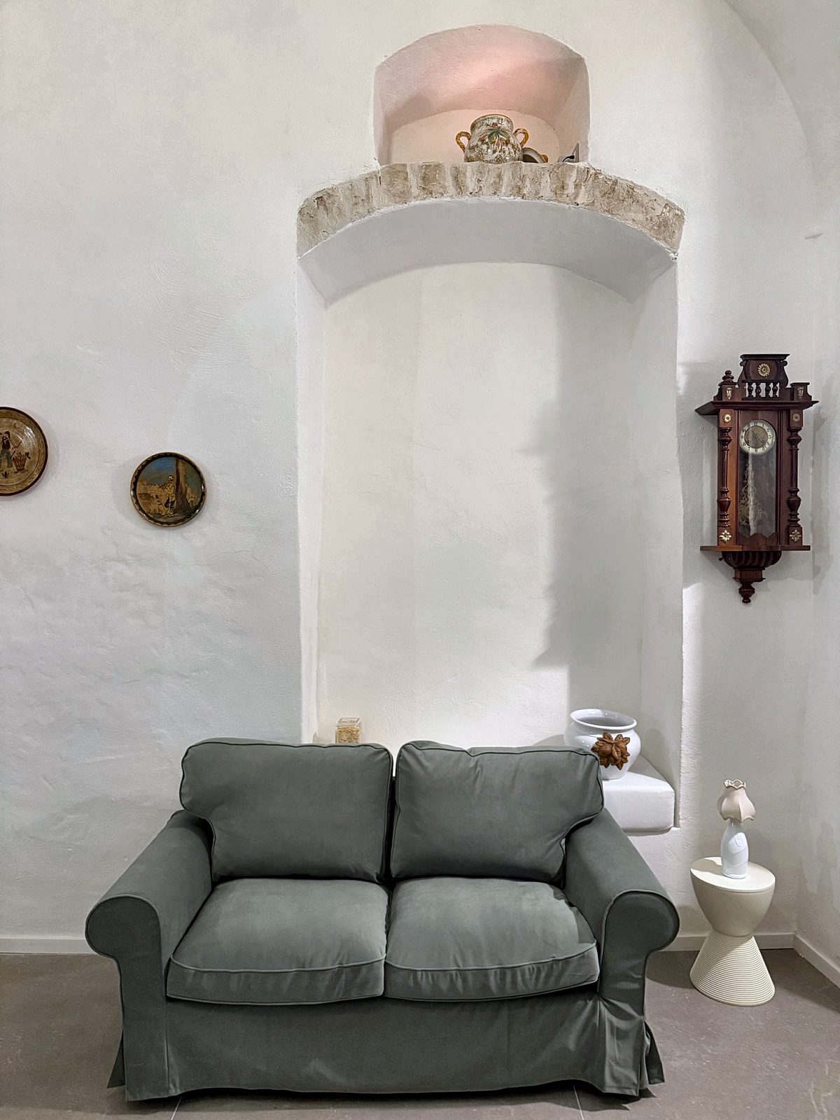La sala de estar en el nicho de piedra