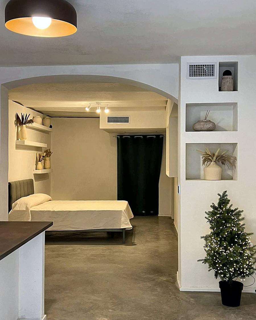 La zona de día de Bareasy con arcos de piedra y luz cálida